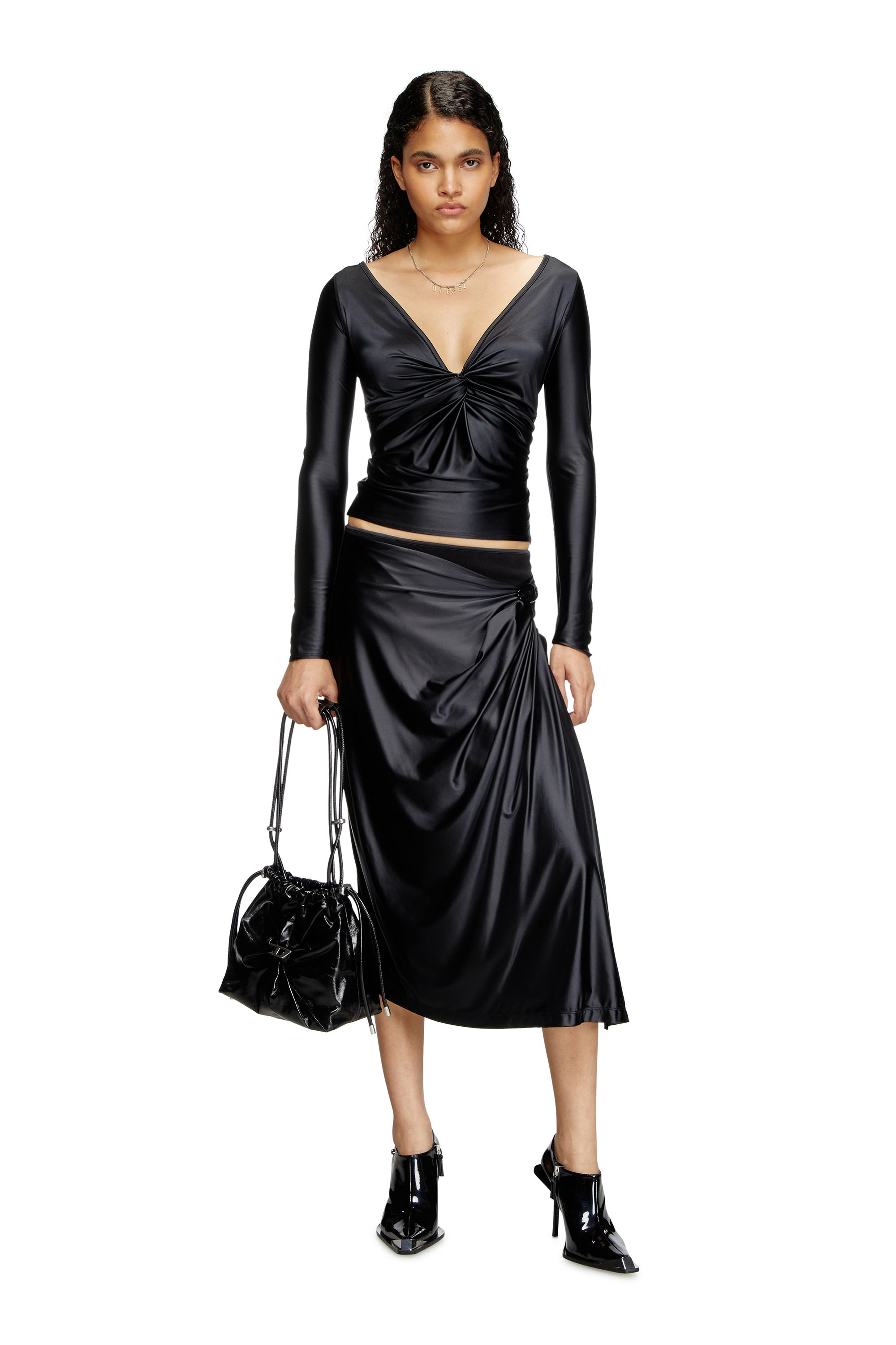 Diesel - SCRUNCH-D BUCKET, Damen Scrunch-D-Beuteltasche aus glänzendem zerknittertem Leder in Schwarz - 2