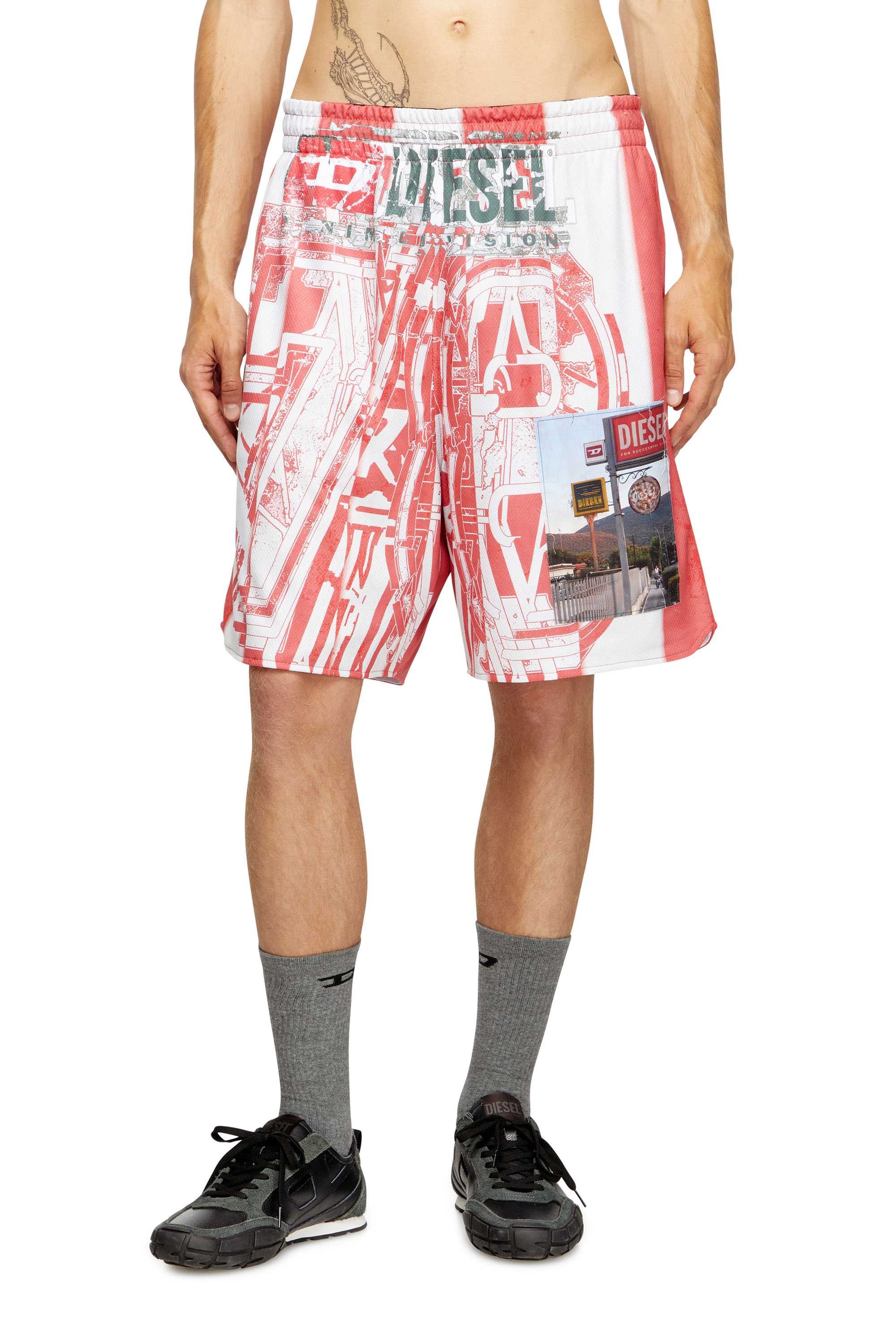 Diesel - P-KURT, Herren Gestreifte Shorts mit Foto-Patches in Rot/Weiss - 1